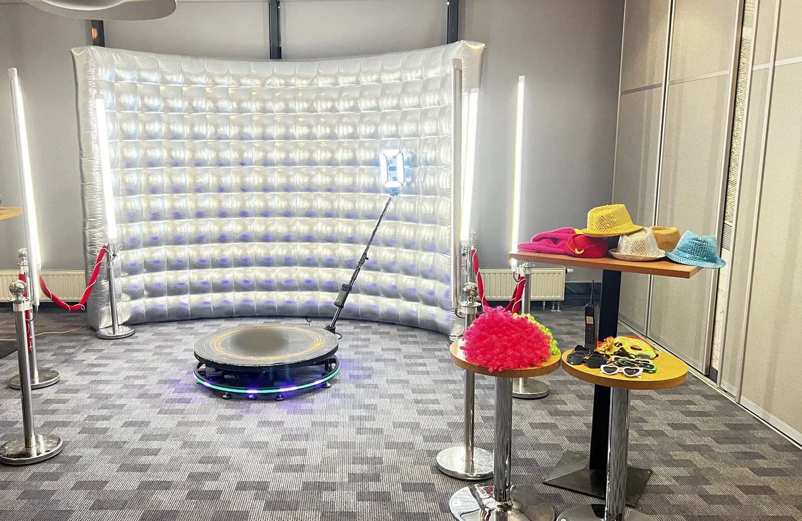 Fotobudka z platformą 360° i podświetlanym srebrnym tłem - atrakcja na imprezy dla grup i rodzin