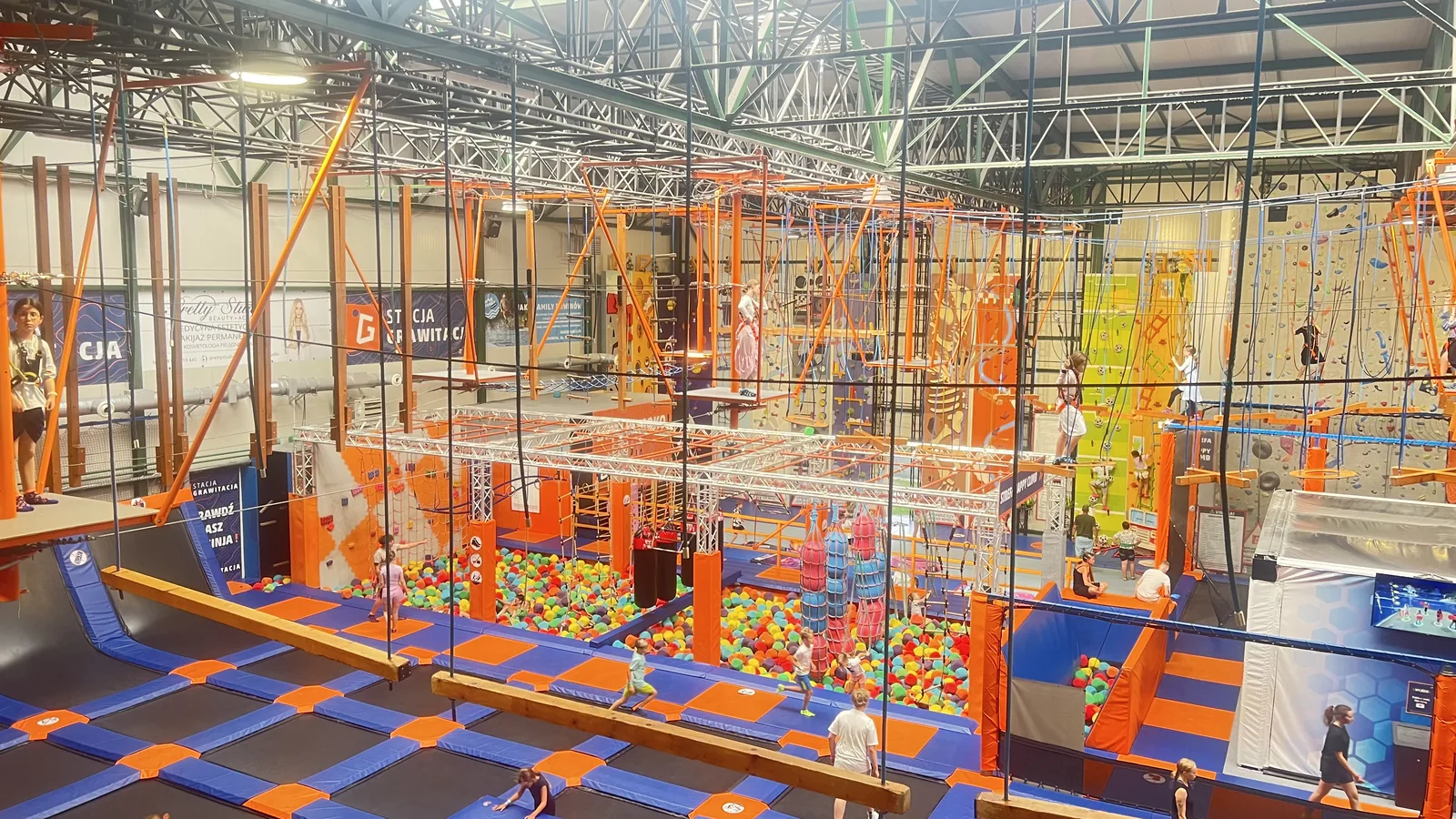 Park trampolin Stacja Grawitacja w Warszawie - trampoliny, tor przeszkód linowy i basen z piłkami