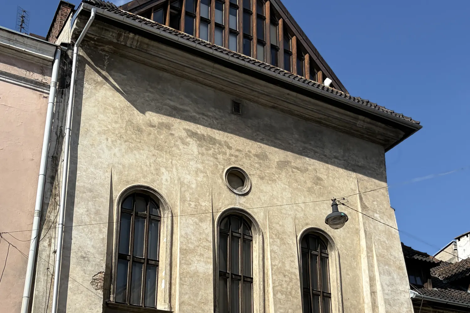 Facade of the High Synagogue at 38 Józefa St. in Kazimierz, whose interior holds a Torah ark with griffins