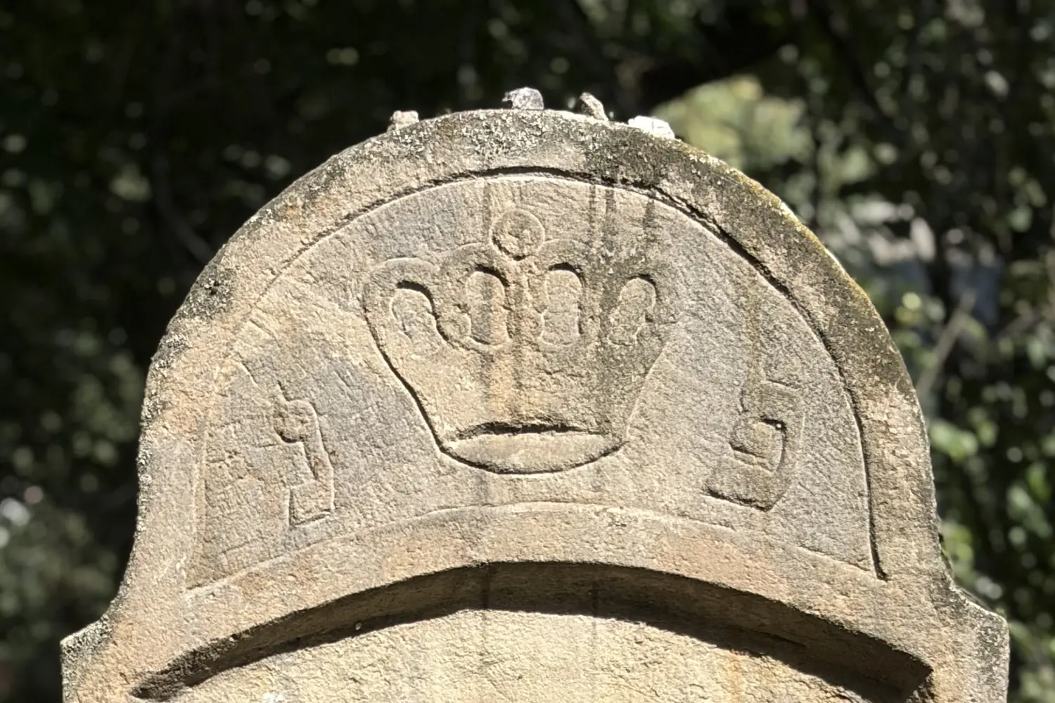 A crown (keter) carved on a matzevah at the Remah Cemetery in Kazimierz