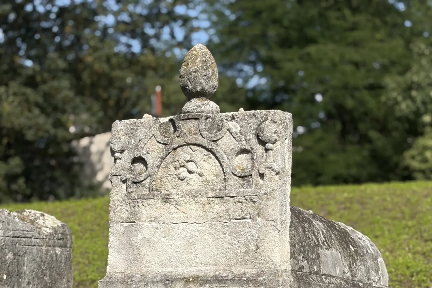 An ornate matzevah crest with a floral motif at the Remah Cemetery in Kazimierz