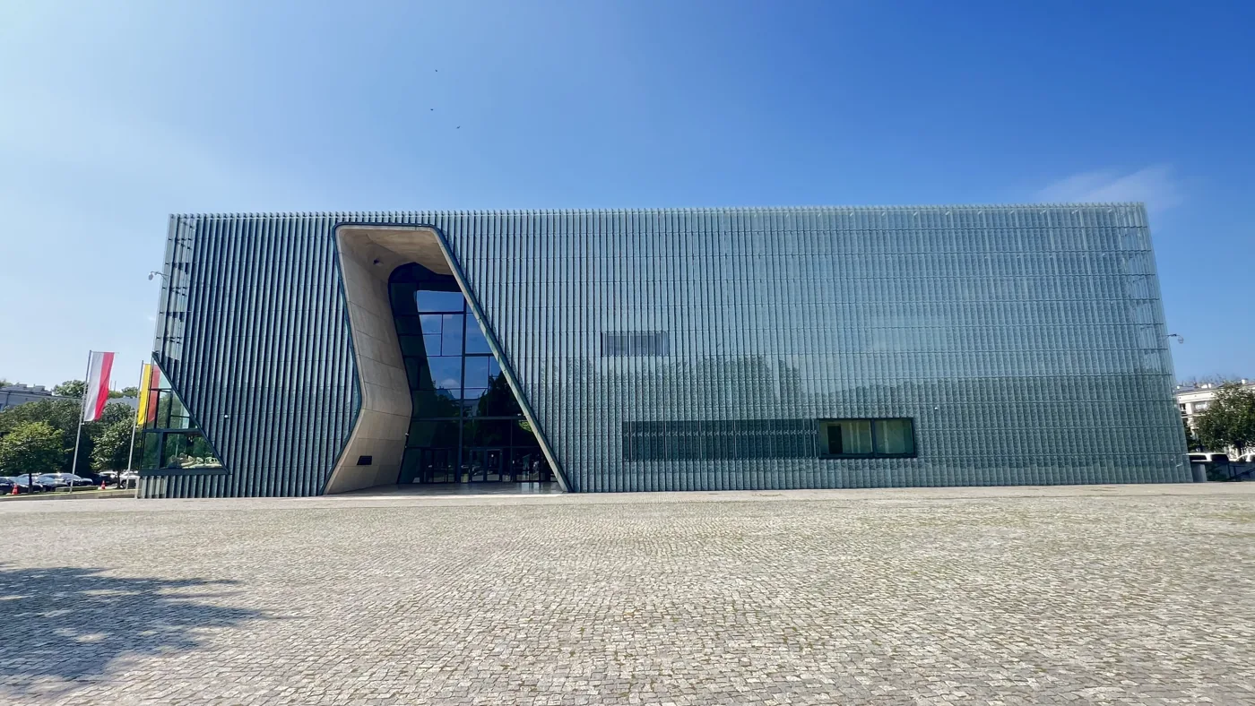 Muzeum POLIN w Warszawie - fasada z falującym wejściem, naprzeciw Pomnika Bohaterów Getta