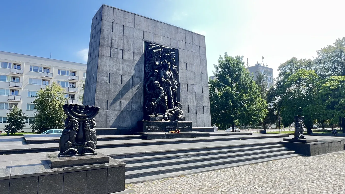 Pomnik Bohaterów Getta w Warszawie (Nathan Rapoport, 1948) z dwiema menorami po bokach